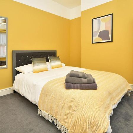 Find A Spacious And Stylish Escape In The City Centre At Sturgess House, Perfect For Longer Stays! Stoke-on-Trent Exterior foto