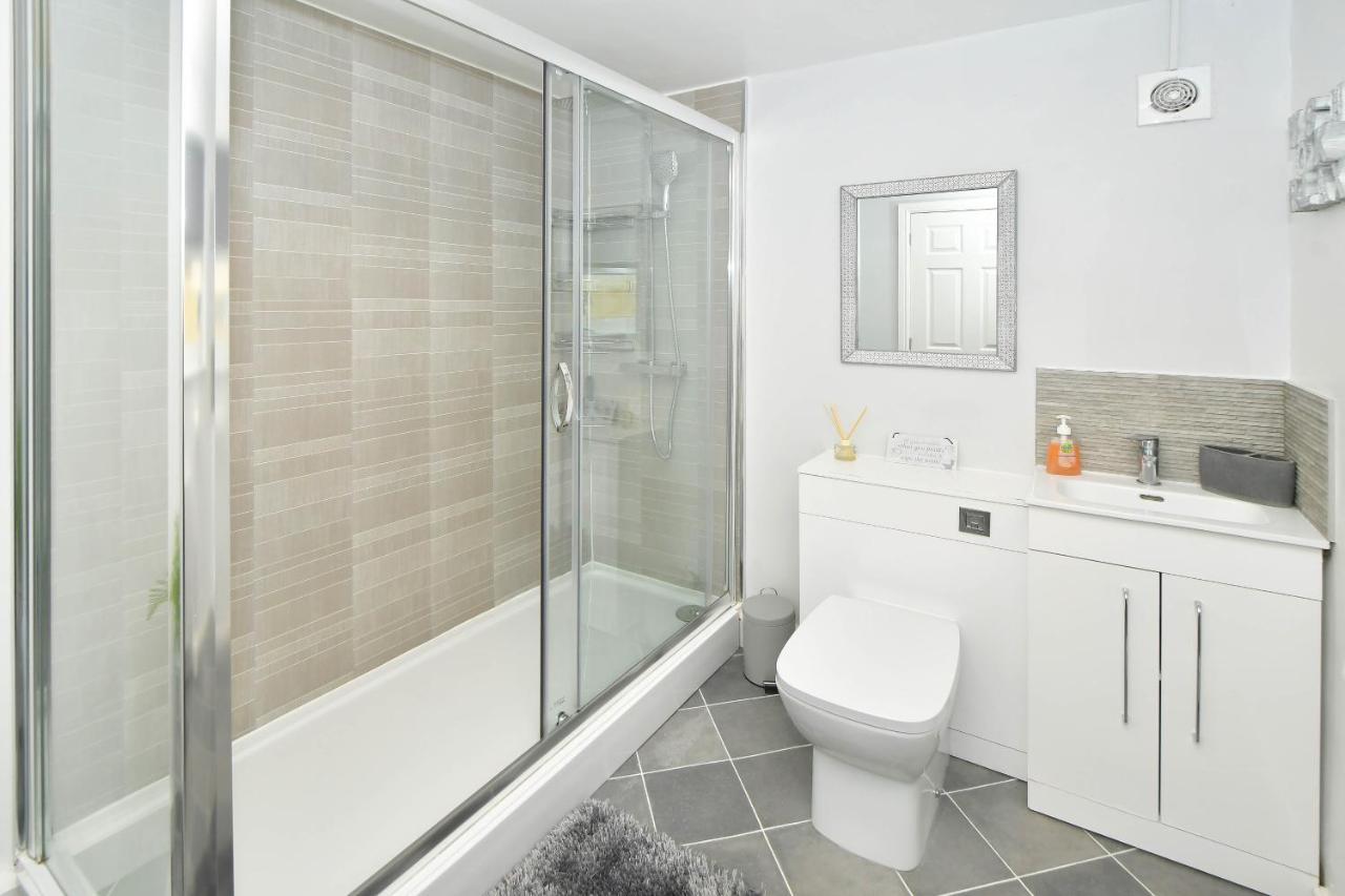 Find A Spacious And Stylish Escape In The City Centre At Sturgess House, Perfect For Longer Stays! Stoke-on-Trent Exterior foto