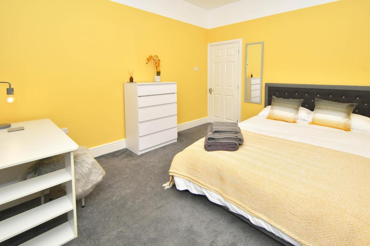 Find A Spacious And Stylish Escape In The City Centre At Sturgess House, Perfect For Longer Stays! Stoke-on-Trent Exterior foto
